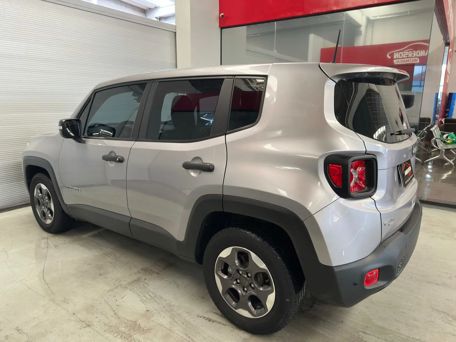 Jeep RENEGADE 1.8 AT a venda na Anderson Multimarcas
