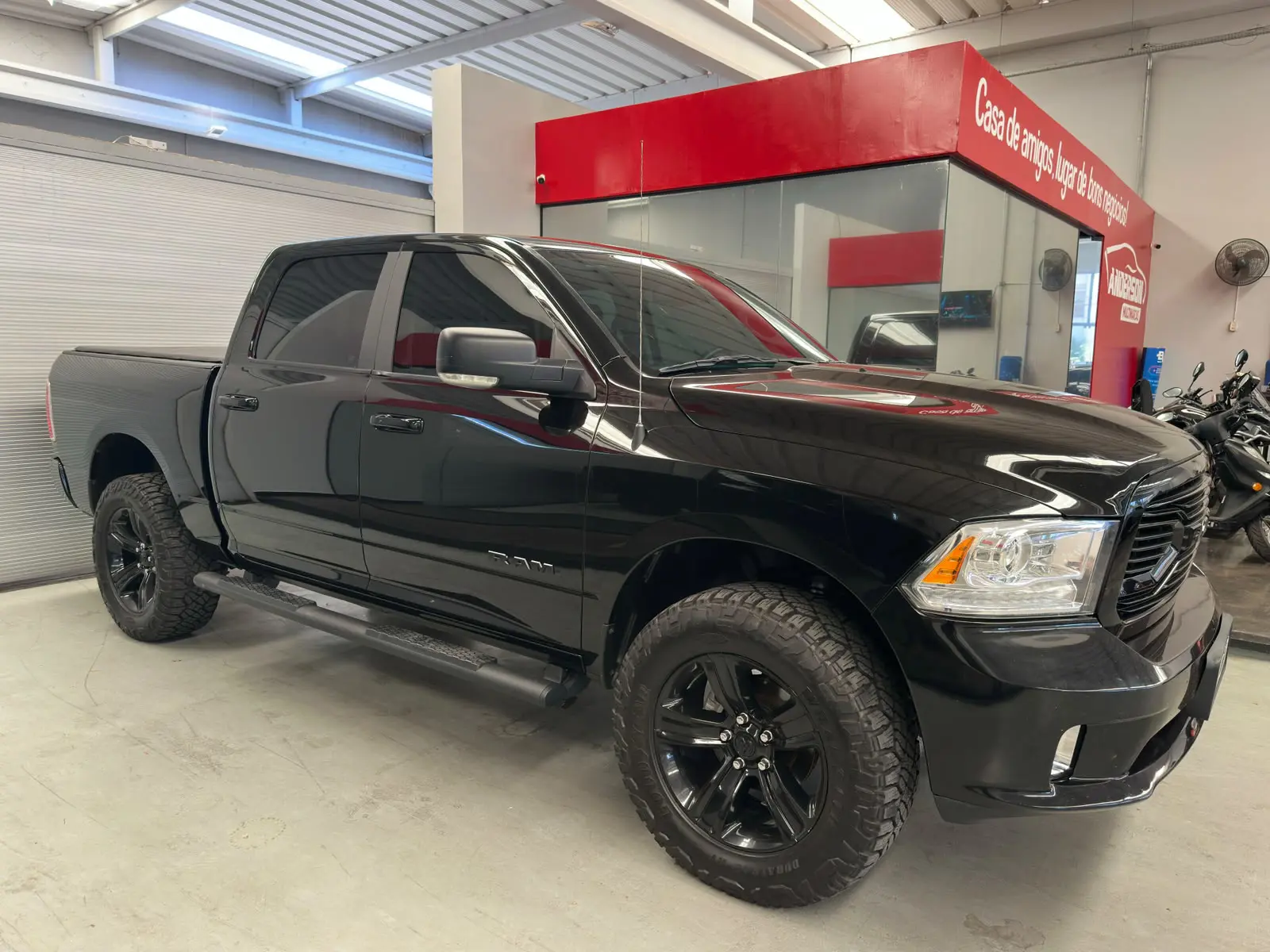 RAM CLASSIC  LARAMIE a venda na Anderson Multimarcas