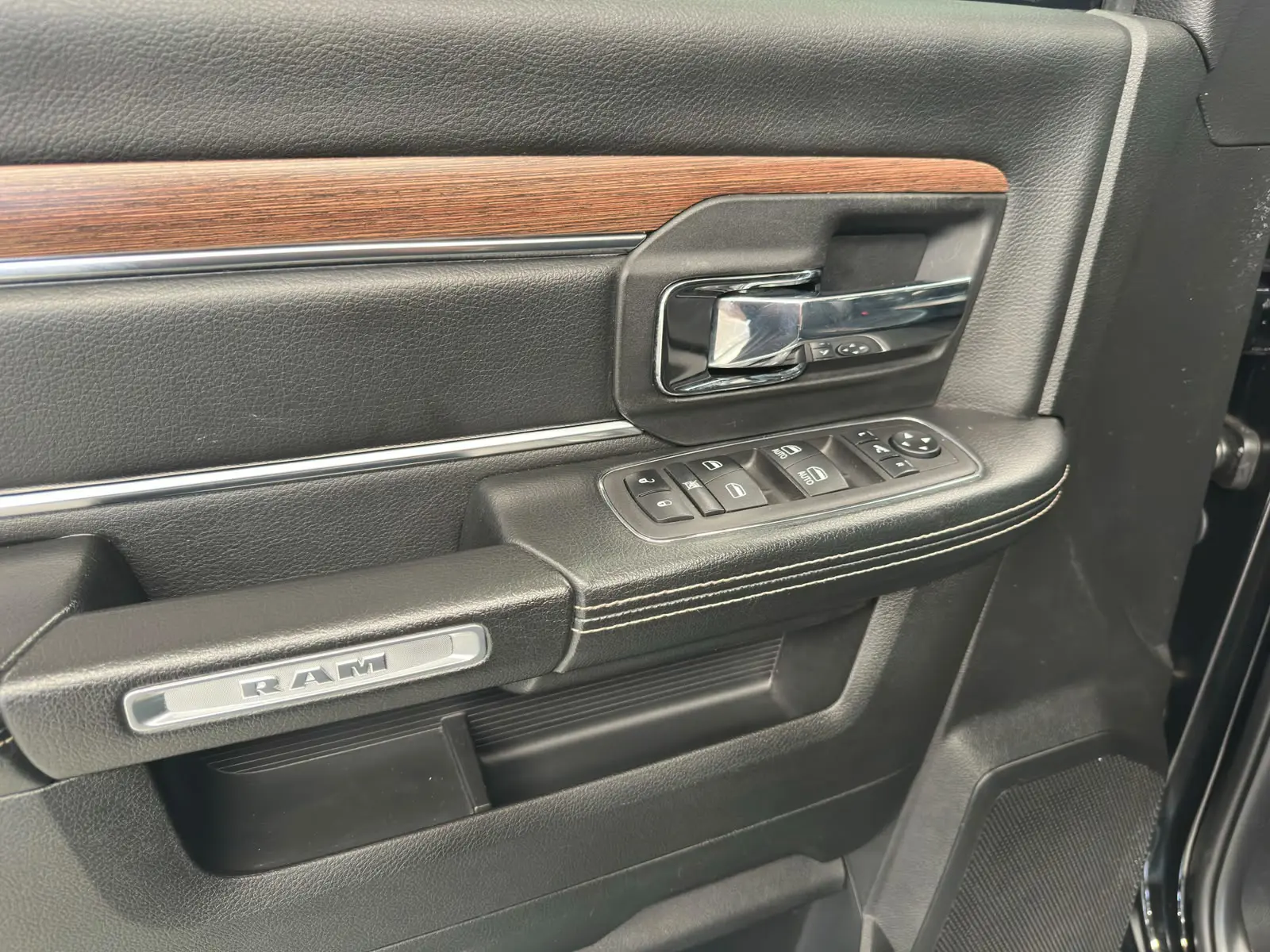 RAM CLASSIC  LARAMIE a venda na Anderson Multimarcas