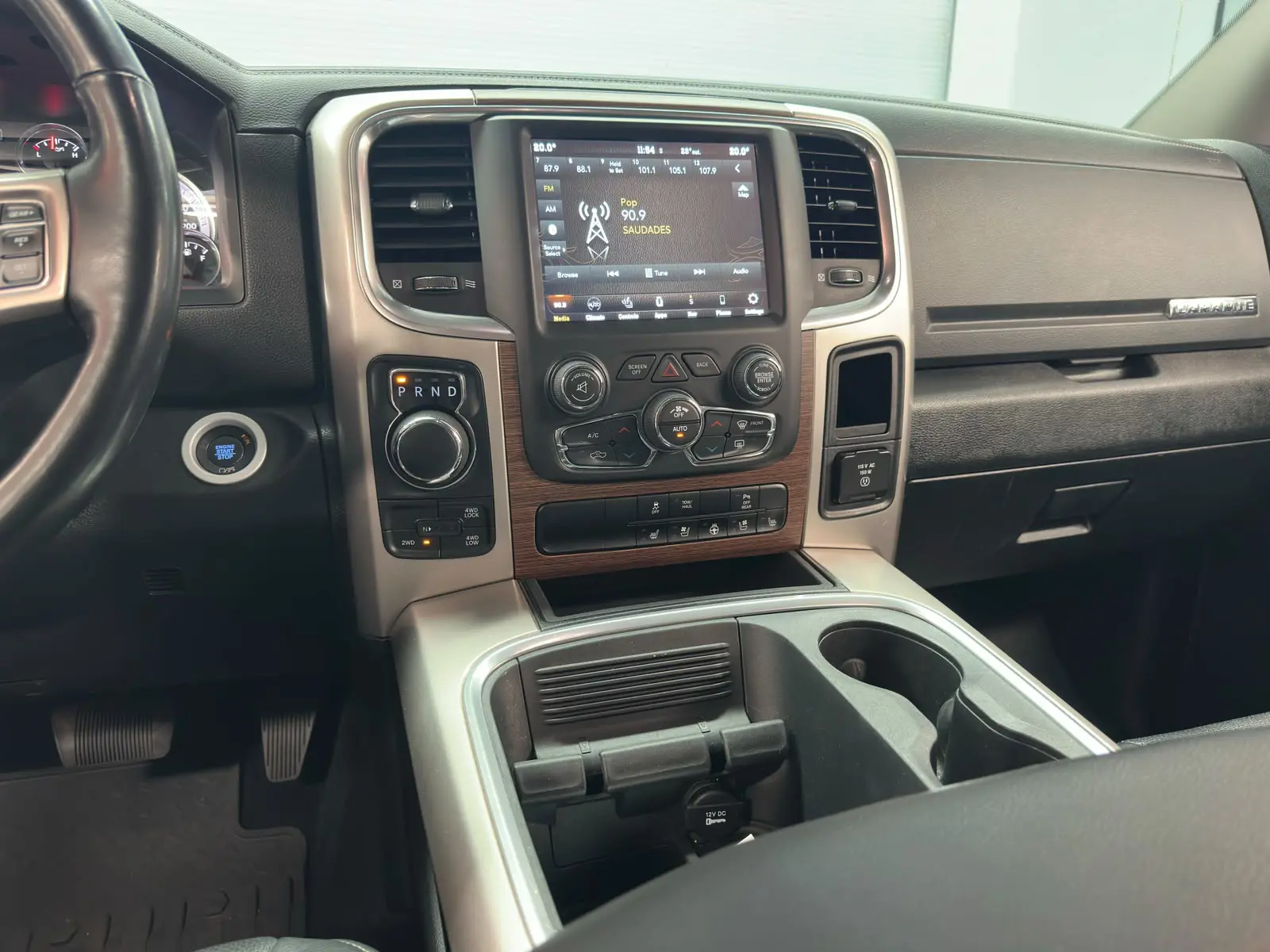 RAM CLASSIC  LARAMIE a venda na Anderson Multimarcas