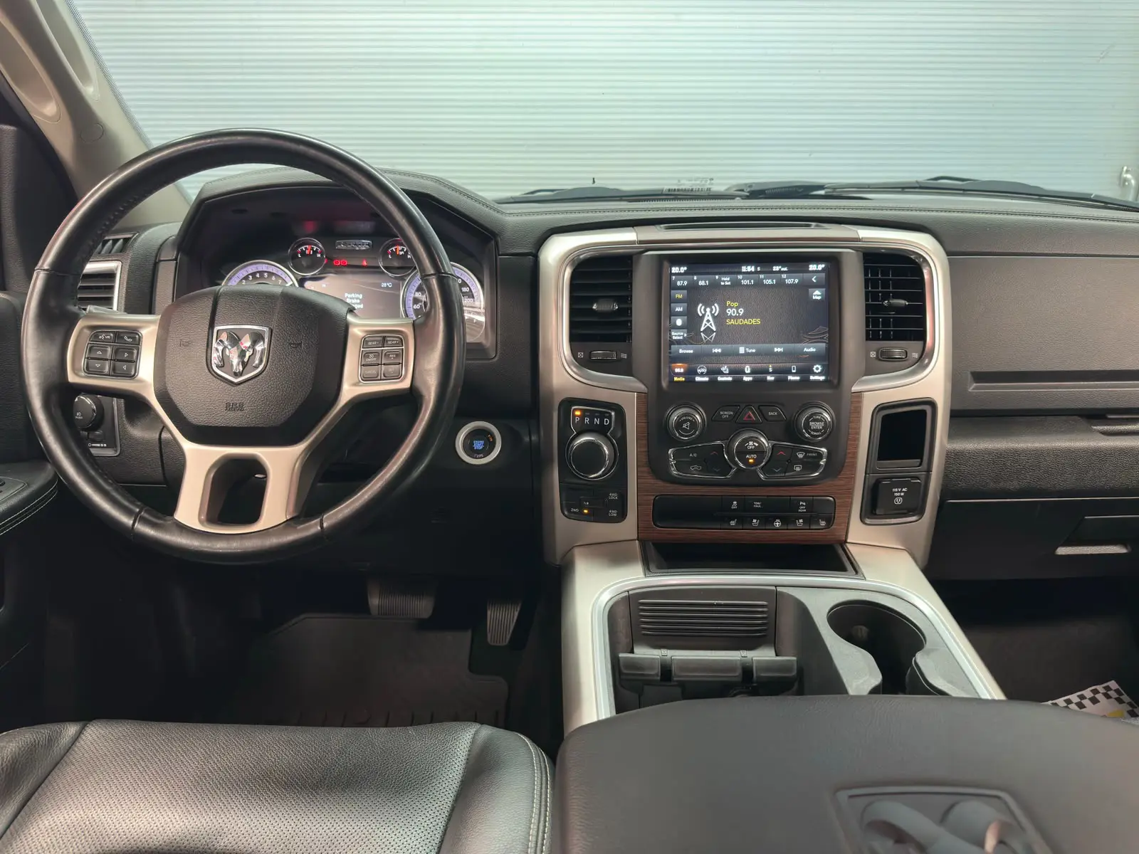 RAM CLASSIC  LARAMIE a venda na Anderson Multimarcas