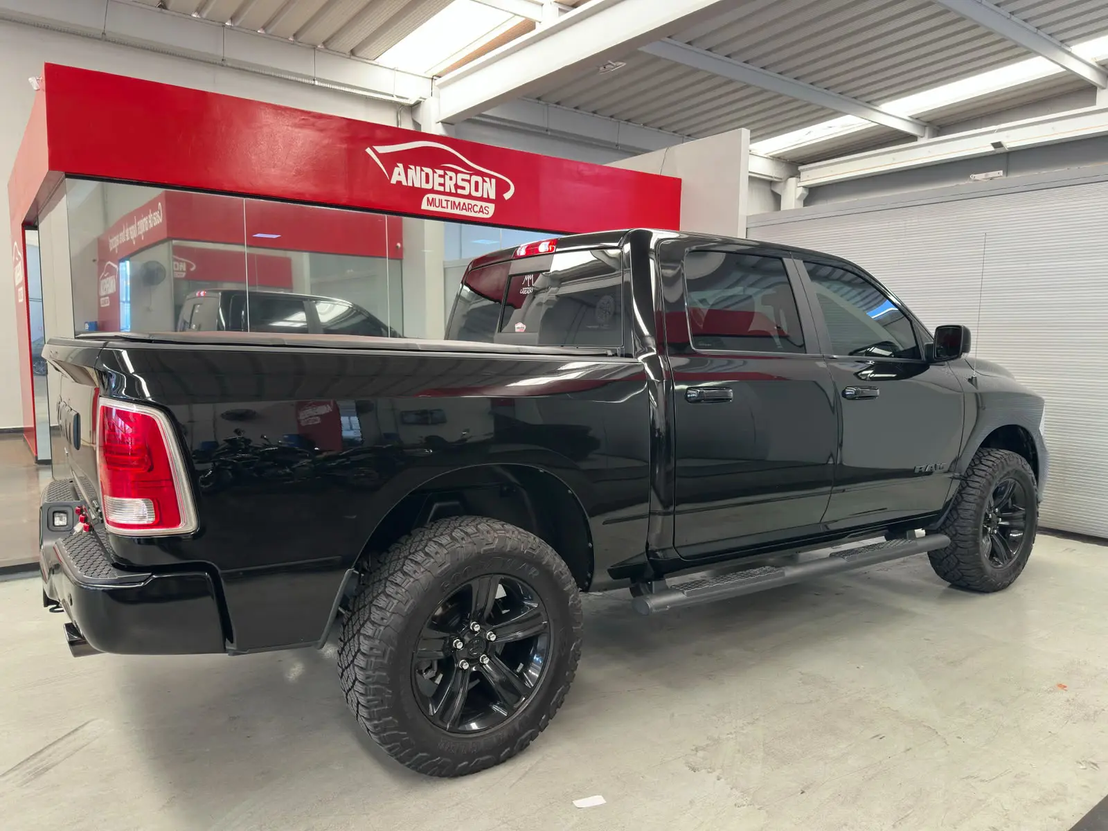 RAM CLASSIC  LARAMIE a venda na Anderson Multimarcas