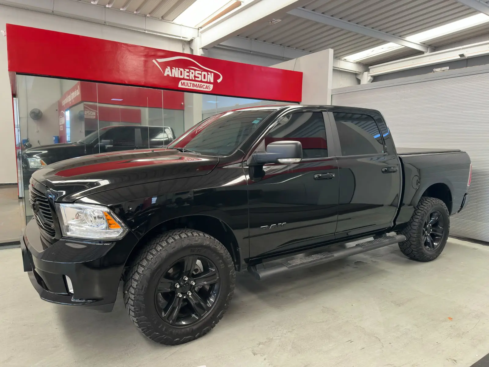RAM CLASSIC  LARAMIE
