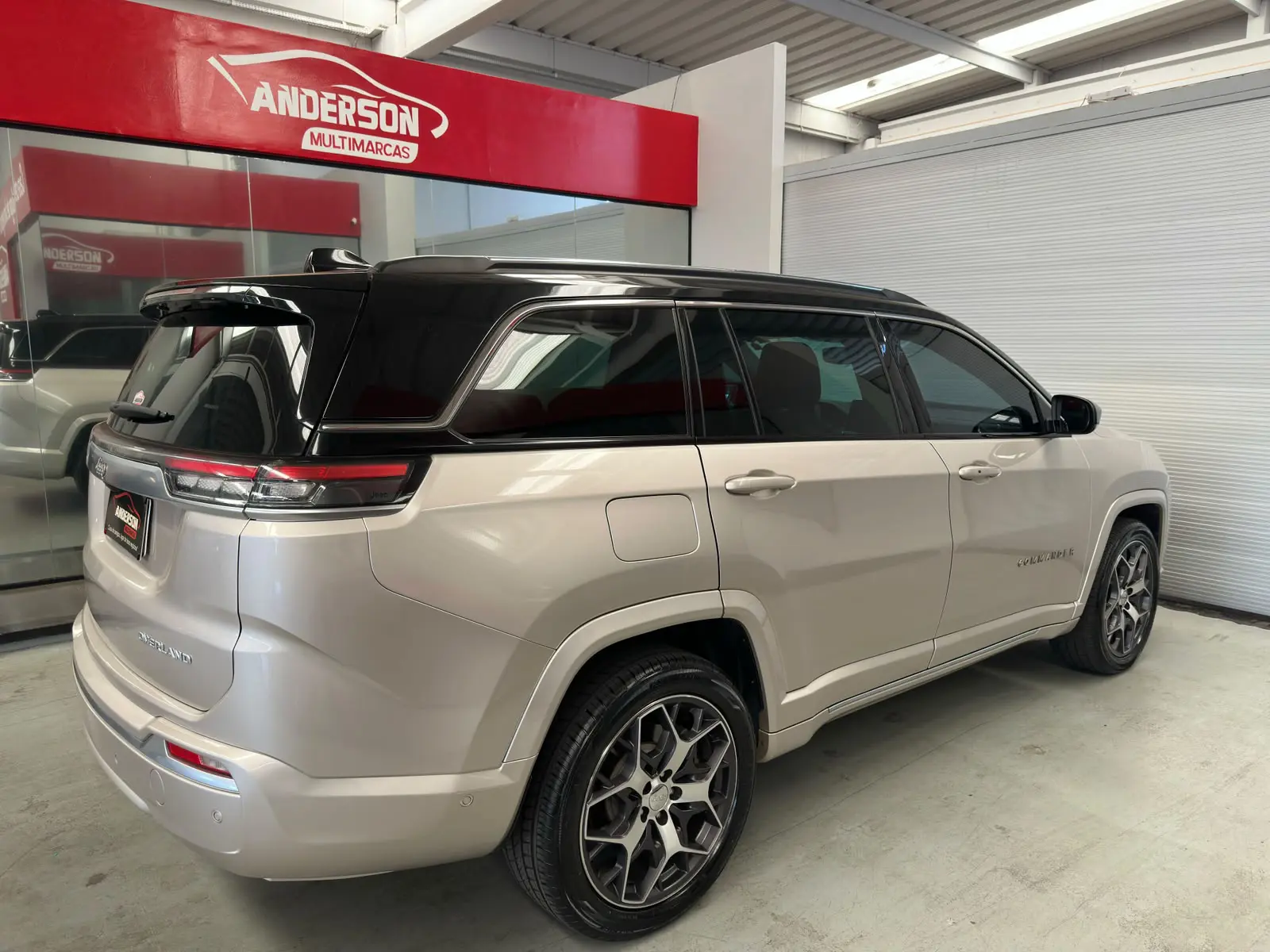 Jeep COMMANDER OVERLAND a venda na Anderson Multimarcas