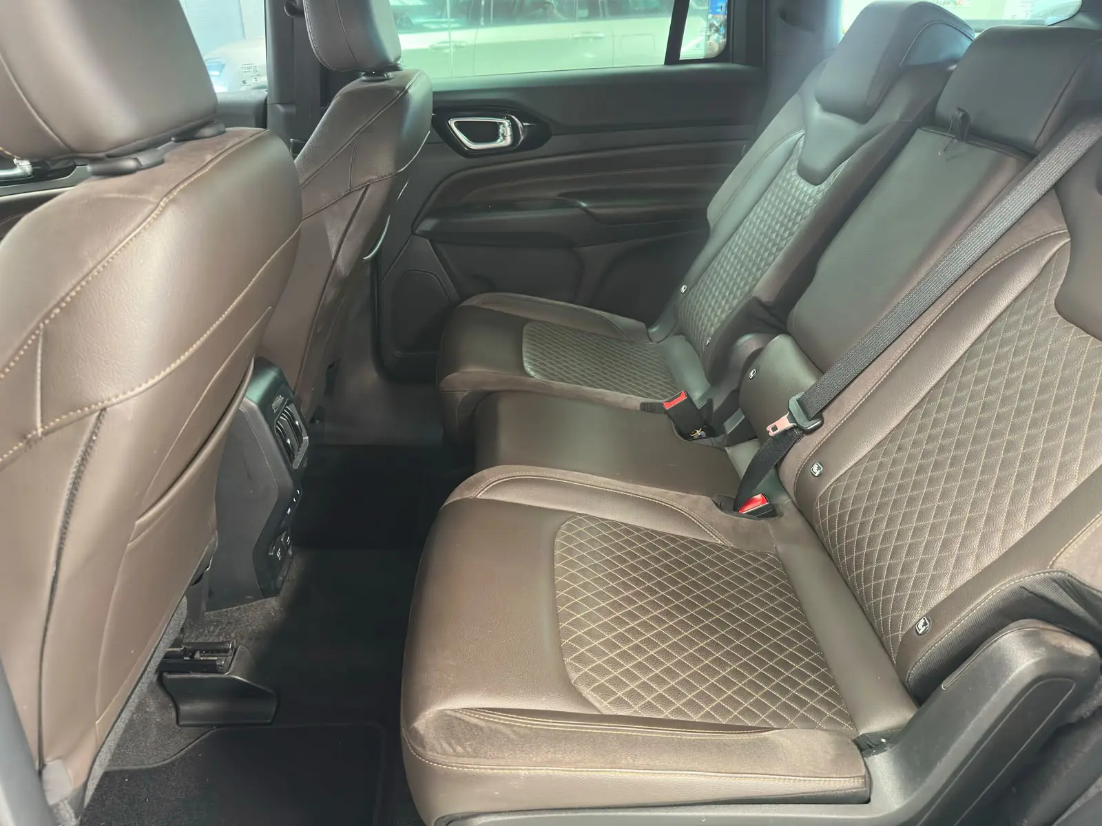 Jeep COMMANDER OVERLAND a venda na Anderson Multimarcas