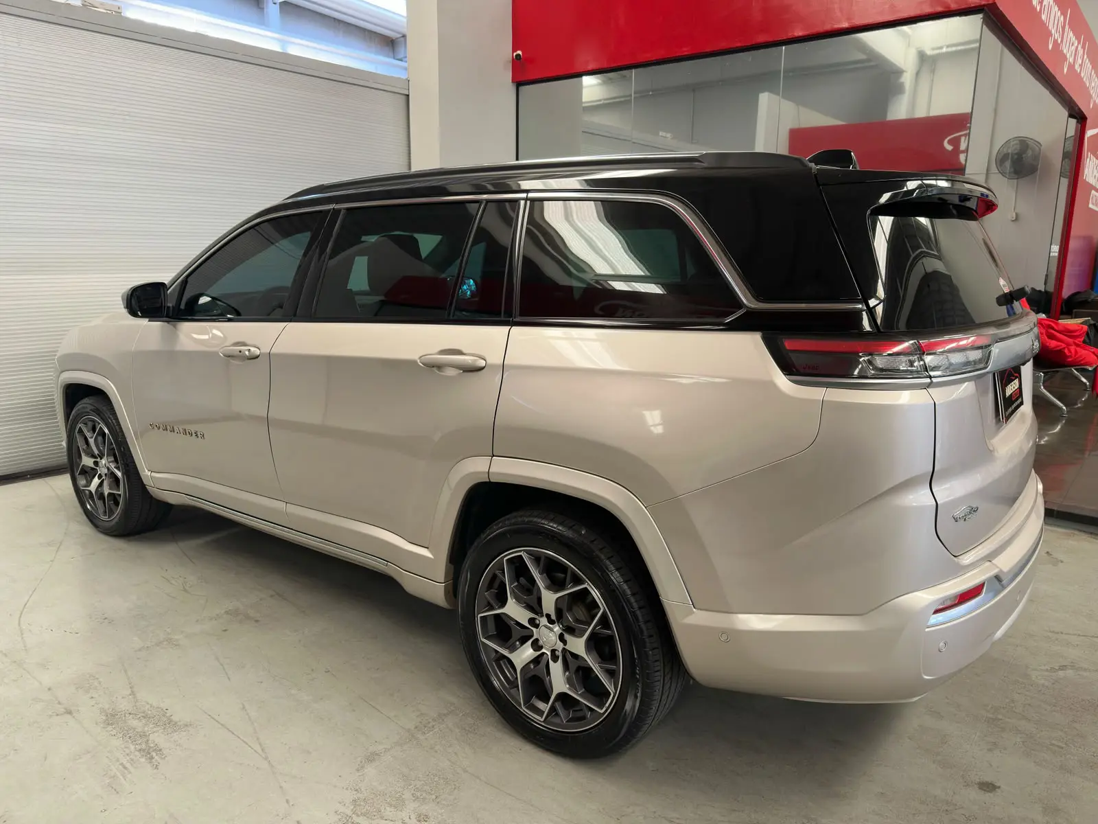 Jeep COMMANDER OVERLAND a venda na Anderson Multimarcas