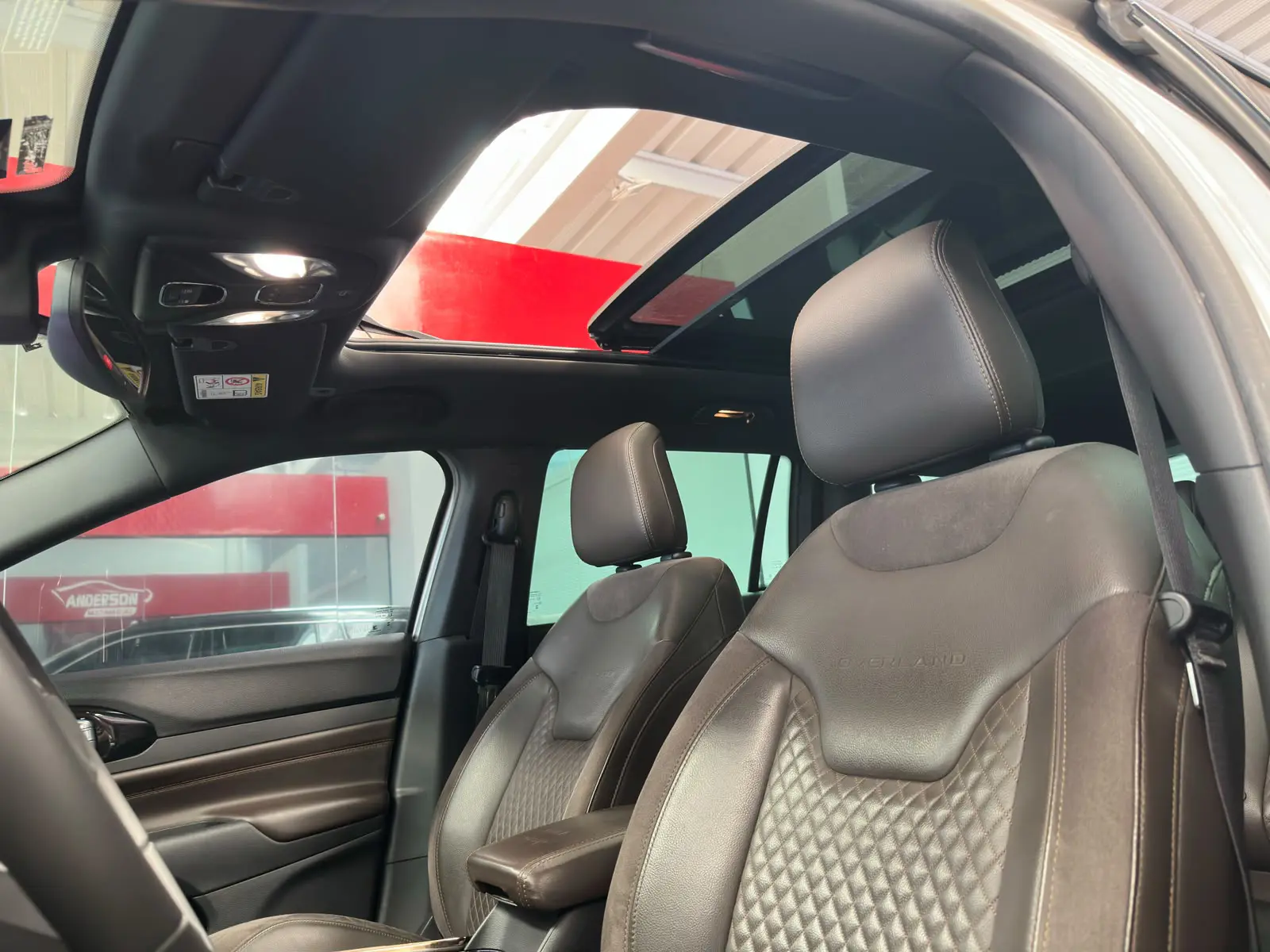 Jeep COMMANDER OVERLAND a venda na Anderson Multimarcas