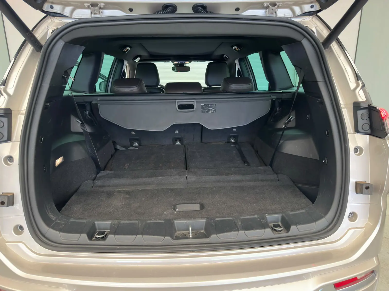 Jeep COMMANDER OVERLAND a venda na Anderson Multimarcas